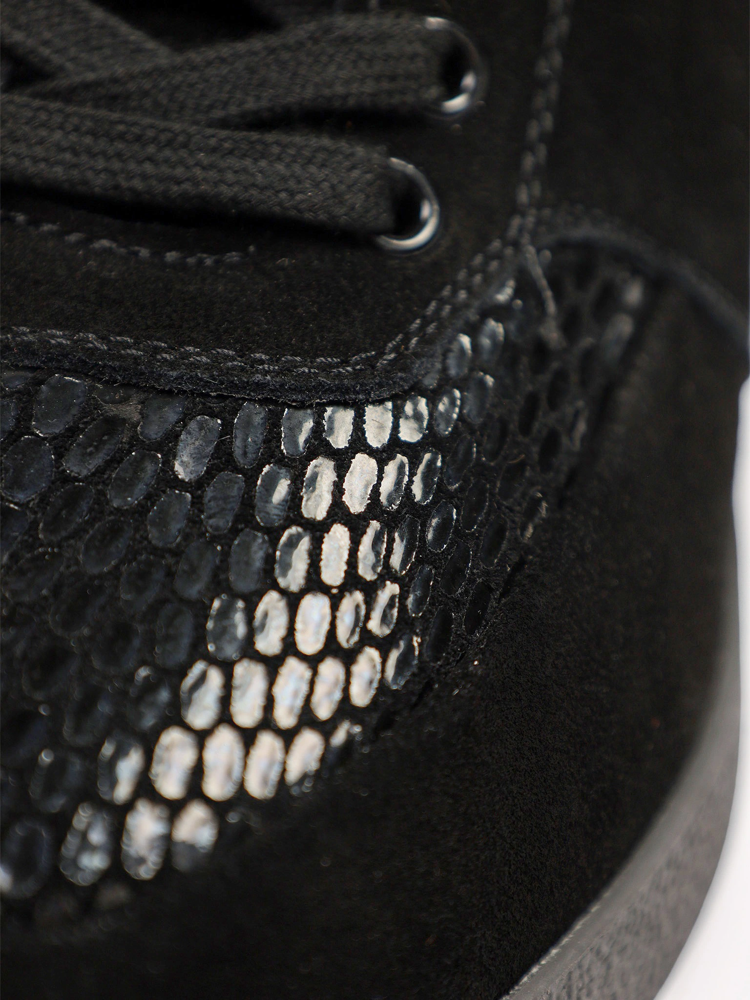 Ботинки черного цвета из натуральной замши на низкой подошве